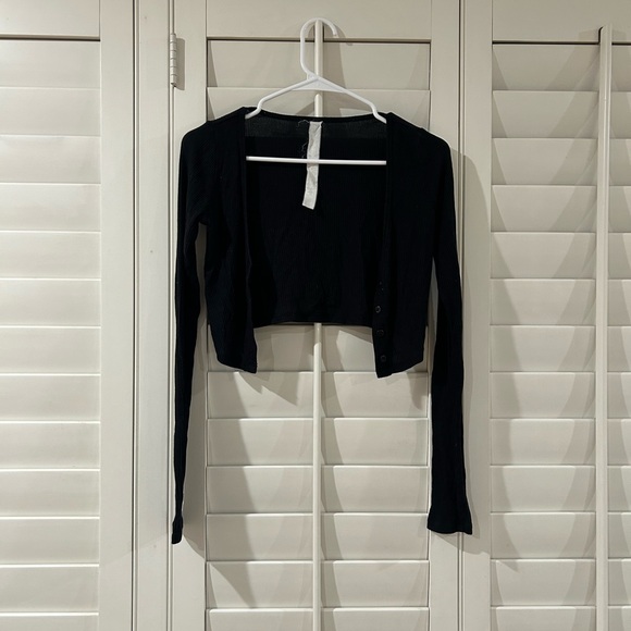 Alo Ribbed Cropped Whisper Cardigan - Picture 4 of 6